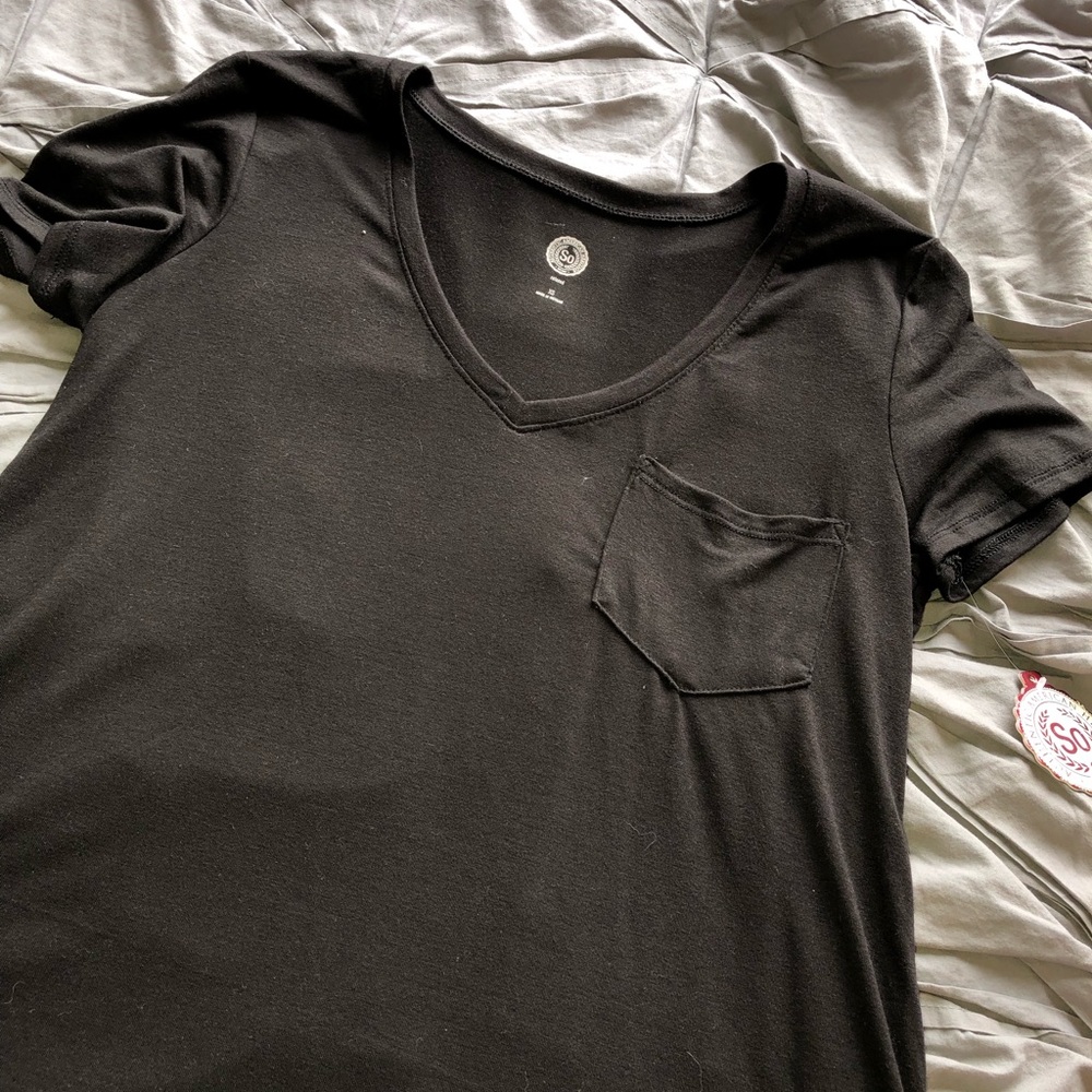 New Kohl’s black V-neck